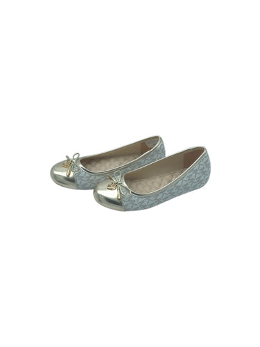 Flats Casuales marca Michael Kors en Vinipiel , color Dorado con blanco, talla 21. Con decoracion de moño. Articulo de doble uso.