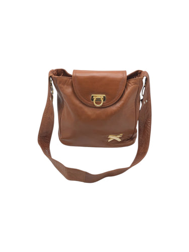 Bolso estilo Saddle en Vinipiel color Café. De correa ajustable. Artículo de doble uso.