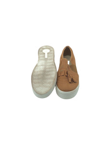 Tenis Casuales marca Cklass en Gamuza, color Café, talla 26.5. De diseño en flequillos. Artículo de doble uso.
