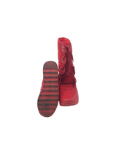Cargar imagen en el visor de la galería, Botas Casuales marca Lacoste en Vinipiel, color Rojo, talla 25. De cordones ajustables. Artículo de doble uso.
