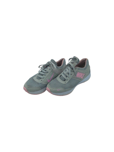 Tenis Casuales marca Nike en Tela transpirable, color Gris, talla 22. De cordones ajustables. Artículo de doble uso.