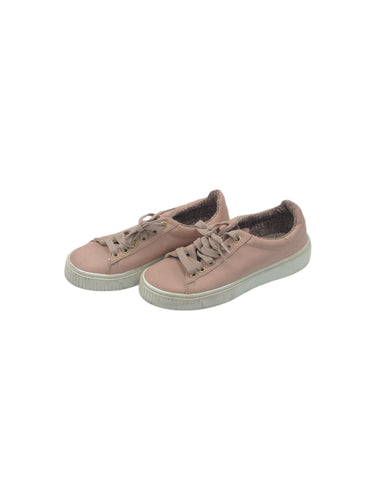 Tenis Casuales marca TRENDER en Vinipiel, color Maquillaje, talla 23.5. De cordones ajustables. Artículo de doble uso.