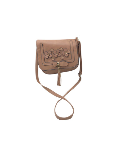 Bolso estilo Saddle marca Agbel en Vinipiel color Maquillaje. De correa ajustable. Artículo de doble uso.