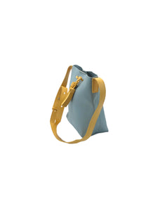 Bolso estilo Saddle en Vinipiel color Gris. De correa ajustable. Artículo de doble uso.
