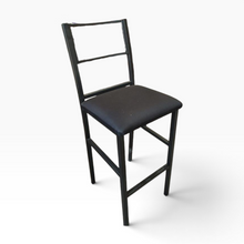 Cargar imagen en el visor de la galería, Conjunto de escritorio con silla para estudio, cubierta acabado madera y metal negro, con paneles de malla y asiento acolchado, Excelente estado | Segunda mano