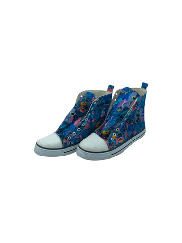 Tenis Casuales marca en Lona, color Azul, talla 23. Con diseño alucibe a Stitch. Artículo de doble uso.