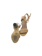 Cargar imagen en el visor de la galería, Zapatillas Casuales marca Cloe en Vinipiel, color Beige, talla 22. Con pulsera al tobillo. Artículo de doble uso.
