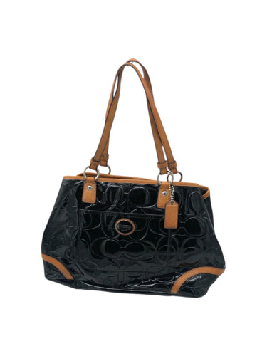 Bolso estilo Frame marca Coach en Charol color Negro. Con asas. Articulo de doble uso.