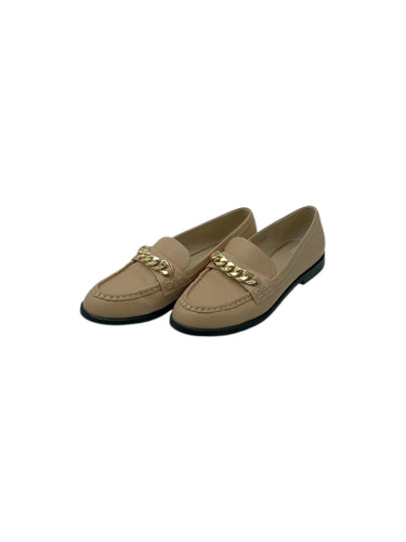 Mocasines Casuales marca BP en Vinipiel, color Beige, talla 24. Con diseño de cadena. Artículo de doble uso.