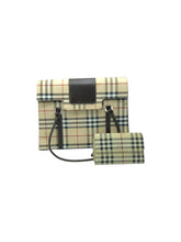 Cargar imagen en el visor de la galería, Bolso estilo Satchel en Vinipiel color Beige con café. De asas (Incluye cartera). Artículo de doble uso.