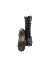 Cargar imagen en el visor de la galería, Botas Casual en Vinipiel, color Café, talla 22. De cordones ajustables. Artículo de doble uso.
