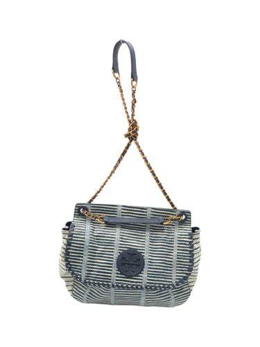 Bolso estilo Satchel marca  en Vinipiel color Azul marino con blanco. De correa metalica. Articulo de doble uso.