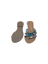 Cargar imagen en el visor de la galería, Sandalias Casuales marca M.Valentina en Vinipiel en Tricolor, talla 27. De tiras entrelazadas. Artículo de doble uso.