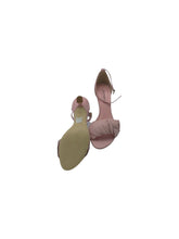 Cargar imagen en el visor de la galería, Zapatillas Casuales marca Ivonne en Vinipiel, color Rosa, talla 22. De pulsera al tobillo. Articulo nuevo.