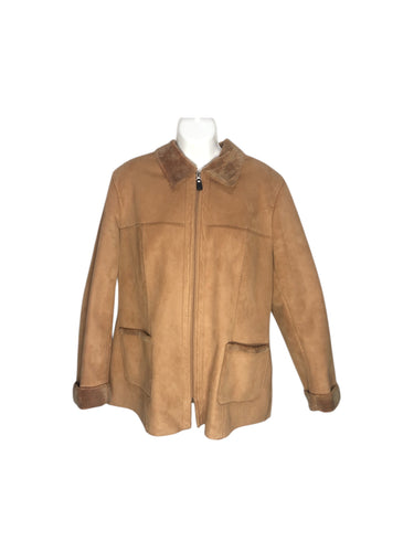 Chamarra Casual marca Merletti en Gamuza, color Camel, talla 46. Para dama. Artículo de doble uso.