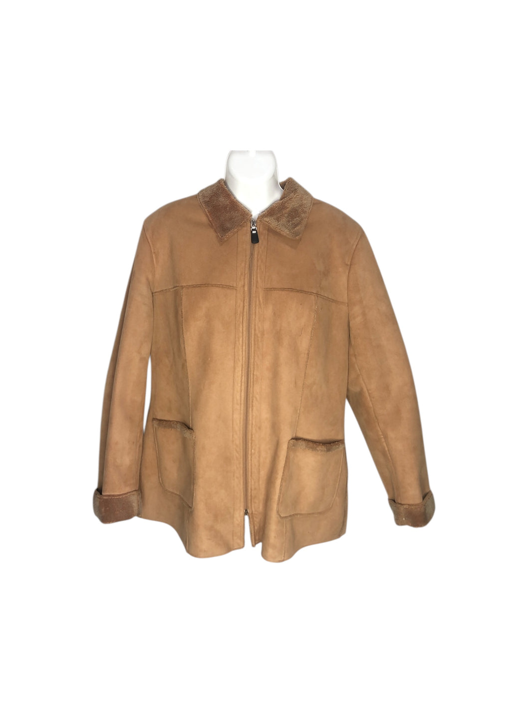 Chamarra Casual marca Merletti en Gamuza, color Camel, talla 46. Para dama. Artículo de doble uso.