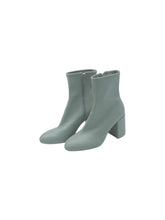 Cargar imagen en el visor de la galería, Botines Casuales marca Bershka en Vinipiel, color Gris, talla 23. De cierre. Artículo de doble uso.