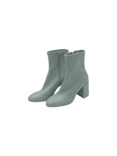 Botines Casuales marca Bershka en Vinipiel, color Gris, talla 23. De cierre. Artículo de doble uso.