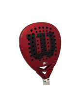 Cargar imagen en el visor de la galería, Pala de Pádel Pro Bela v2.5 marca Wilson en Fibra de Carbono, color Roja. Artículo de doble uso (Con detalle visible).