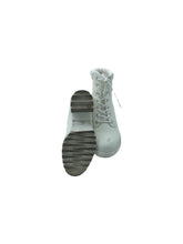 Cargar imagen en el visor de la galería, Botas Casuales marca Cklass en Vinipiel, color Blanco, talla 24. De cordones ajustables. Artículo de doble uso.