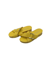 Cargar imagen en el visor de la galería, Sandalias Casuales marca cklass en Vinipiel, color Amarillo, talla 24. De tiras entrelazadas. Artículo de doble uso.
