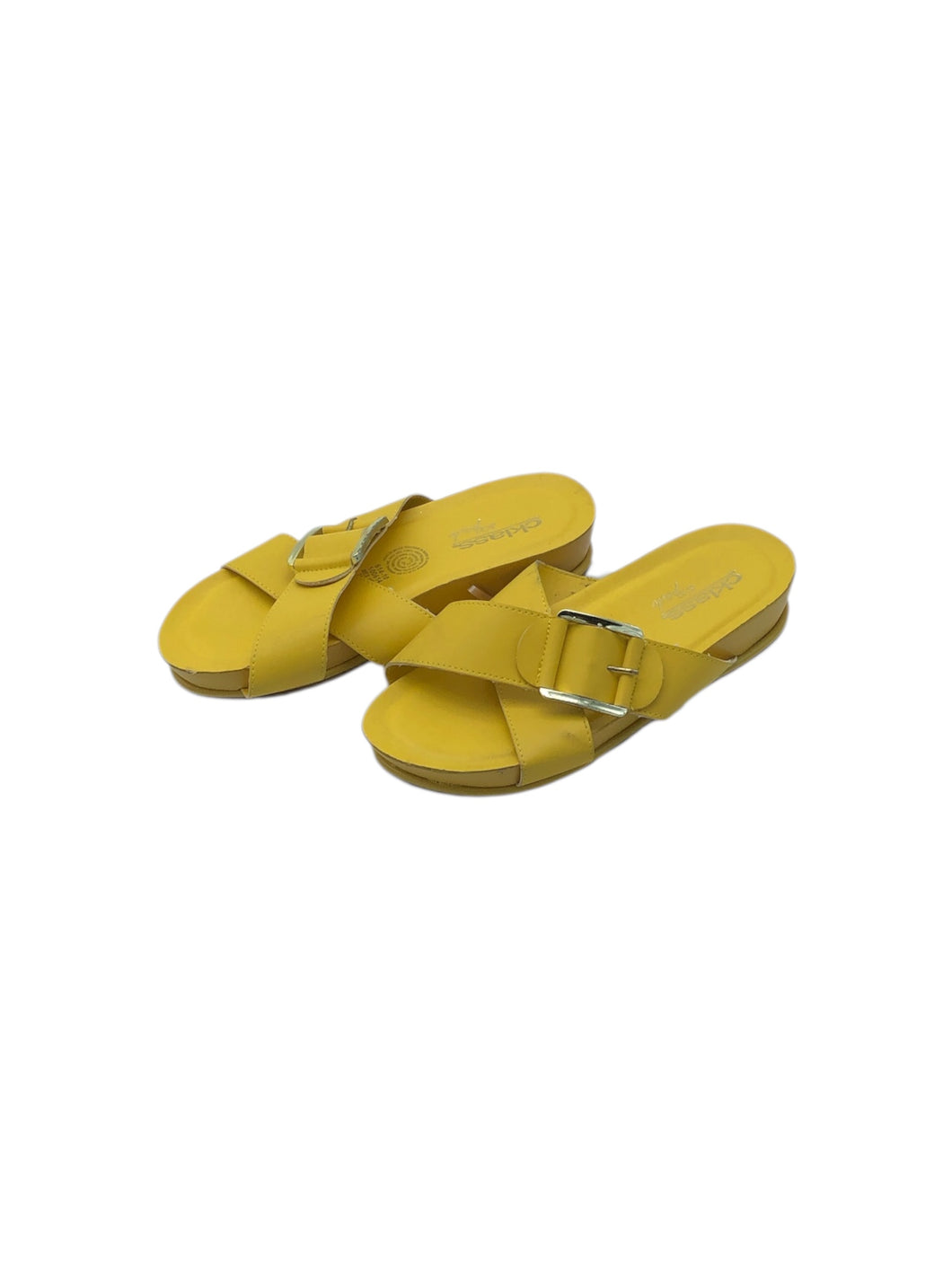 Sandalias Casuales marca cklass en Vinipiel, color Amarillo, talla 24. De tiras entrelazadas. Artículo de doble uso.