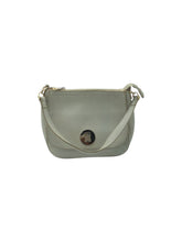 Cargar imagen en el visor de la galería, Bolso estilo Saddlebag marca ISADORA en Vinipiel color Beige. De asa. Artículo de doble uso.