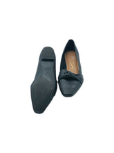 Cargar imagen en el visor de la galería, Flats Casuales marca Vizzano en Vinipiel, color Negro, talla 24. De diseño de moño. Artículo de doble uso.