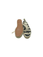 Cargar imagen en el visor de la galería, Tenis Casuales marca Lefties en Tela, color Beige y café, talla 23. De cordones ajustables. Articulo nuevo.