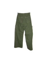Cargar imagen en el visor de la galería, Pantalón Casual marca Bershka en Mezclilla, color Verde, talla 26. Con bolsas delanteras y traseras. Artículo de doble uso.