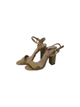 Cargar imagen en el visor de la galería, Zapatillas Casuales marca Cloe en Vinipiel, color Beige, talla 22. Con pulsera al tobillo. Artículo de doble uso.