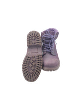 Cargar imagen en el visor de la galería, Botas Casuales marca Polo en Gamuza, color Lila, talla 25. De cordones ajustables. Artículo de doble uso.