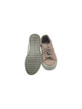 Cargar imagen en el visor de la galería, Tenis Casuales marca TRENDER en Vinipiel, color Maquillaje, talla 23.5. De cordones ajustables. Artículo de doble uso.