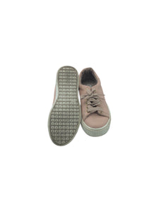 Tenis Casuales marca TRENDER en Vinipiel, color Maquillaje, talla 23.5. De cordones ajustables. Artículo de doble uso.