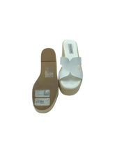 Cargar imagen en el visor de la galería, Sandalias Casuales marca Steven Madden en Vinipiel, color Beige y blanco, talla 23.5. Con diseño de tiras entrelazadas. Artículo de doble uso.