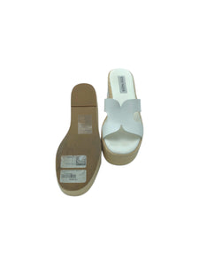Sandalias Casuales marca Steven Madden en Vinipiel, color Beige y blanco, talla 23.5. Con diseño de tiras entrelazadas. Artículo de doble uso.