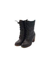 Cargar imagen en el visor de la galería, Botas Casual en Vinipiel, color Café, talla 22. De cordones ajustables. Artículo de doble uso.