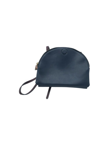 Bolso estilo Crossbody marca ZARA en Vinipiel color Azul marino con beige. Con correa ajustable y doble compartimento. Artículo de doble uso.