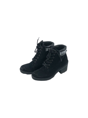 Botas Casuales marca Dorothy Gaynor en Gamuza, color Negro, talla 24.5. De cordones ajustables. Artículo de doble uso.
