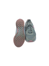 Cargar imagen en el visor de la galería, Tenis Casuales marca Nike en Tela transpirable, color Gris, talla 22. De cordones ajustables. Artículo de doble uso.