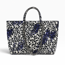 Load image into Gallery viewer, Bolsa Tote GUESS para Mujer, Estampado Animal y Floral Multicolor, Asas Dobles y Cadena Metálica | Segunda mano