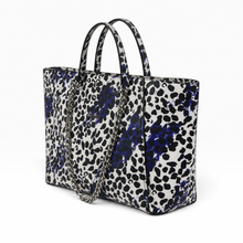 Load image into Gallery viewer, Bolsa Tote GUESS para Mujer, Estampado Animal y Floral Multicolor, Asas Dobles y Cadena Metálica | Segunda mano