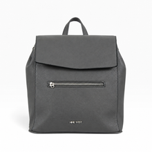 Cargar imagen en el visor de la galería, Mochila Nine West para Mujer color Gris, Diseño Estructurado, Solapa y Bolsillo Frontal | Segunda mano