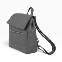Cargar imagen en el visor de la galería, Mochila Nine West para Mujer color Gris, Diseño Estructurado, Solapa y Bolsillo Frontal | Segunda mano