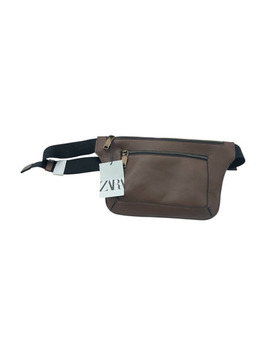 Cangurera Casual   marca ZARA en Vinipiel, color Café, talla M. Con distintos compartimentos. Artículo de doble uso.