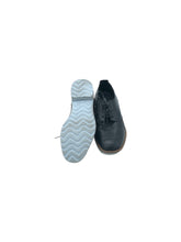 Cargar imagen en el visor de la galería, Zapatos Formales marca Carlo Rossetti en Vinipiel, color Negro, talla 22.5. De cordones ajustables. Artículo de doble uso.