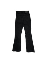 Cargar imagen en el visor de la galería, Pantalón Casual marca Bershka en Mezclilla, color Negro, talla 24. De bolsa delanteras y traseras. Artículo de doble uso.
