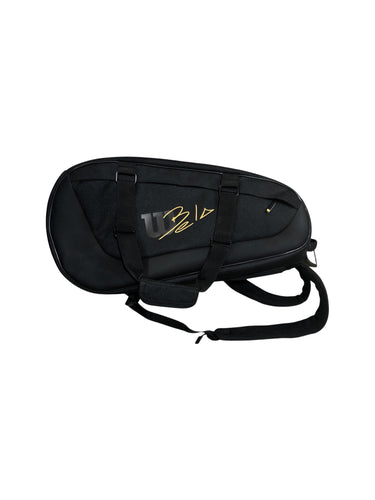 Bolso estilo Paletero marca Wilson en Vinipiel color Negro. Para palas de padel y distintos compartimentos (Detalle en cierre). Artículo de doble uso.