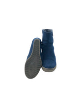 Cargar imagen en el visor de la galería, Botines Casuales marca Vinile en Gamuza, color Azul marino, talla 24. De cierre. Artículo de doble uso.