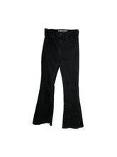 Cargar imagen en el visor de la galería, Pantalón Casual marca Bershka en Mezclilla, color Negro, talla 24. De bolsa delanteras y traseras. Artículo de doble uso.